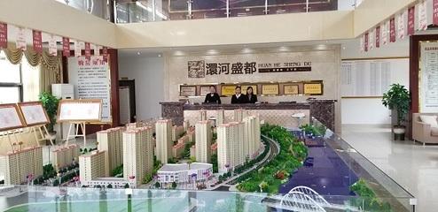 公(gong)園(yuan)裏(li),人在林(lin)水(shui)間,遊(you)園(yuan)賞(shang)景(jing),鳥(niao)語花香。