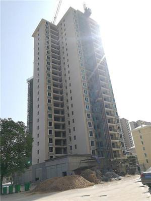 孝(xiao)感澴河(he)盛都(dou)5月(yue)份(fen)工(gong)程(cheng)進度:33#外(wai)架(jia)拆(chai)除(chu)完畢,正在走水(shui)電(dian)管(guan)