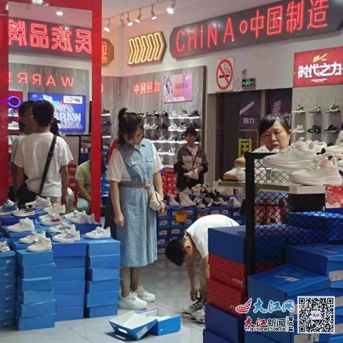 端(duan)午(wu)佳(jia)節,聯盛(sheng)賣場(chang)人潮湧(yong)動(dong),購物盛(sheng)宴不(bu)停歇 組圖(tu)