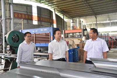 許鐘(zhong)央調研產(chan)業(ye)發(fa)展情況(kuang)